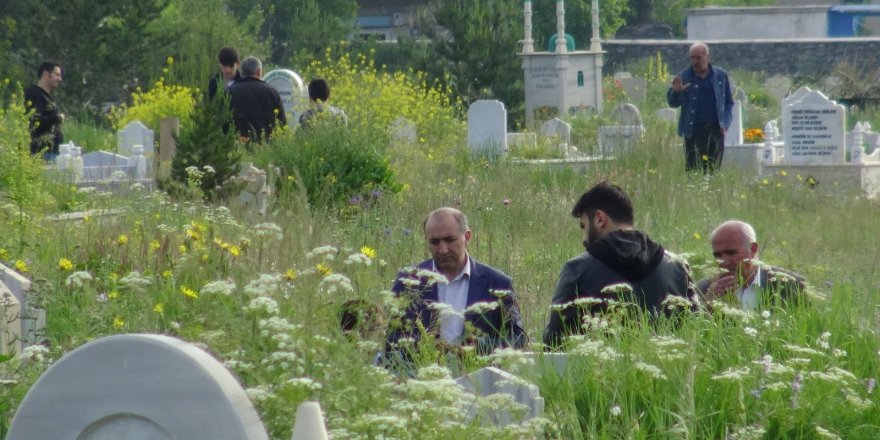 Kars'ta Bayram sabahı mezarlıklar ziyaretçilerle doldu