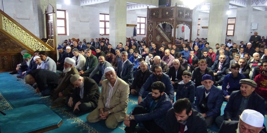 Kars’ta vatandaşlar bayram sabahı camilere akın etti