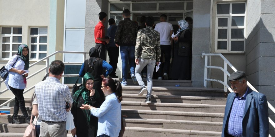 Kars’ta üniversite adaylarının sınava yetişme telaşı