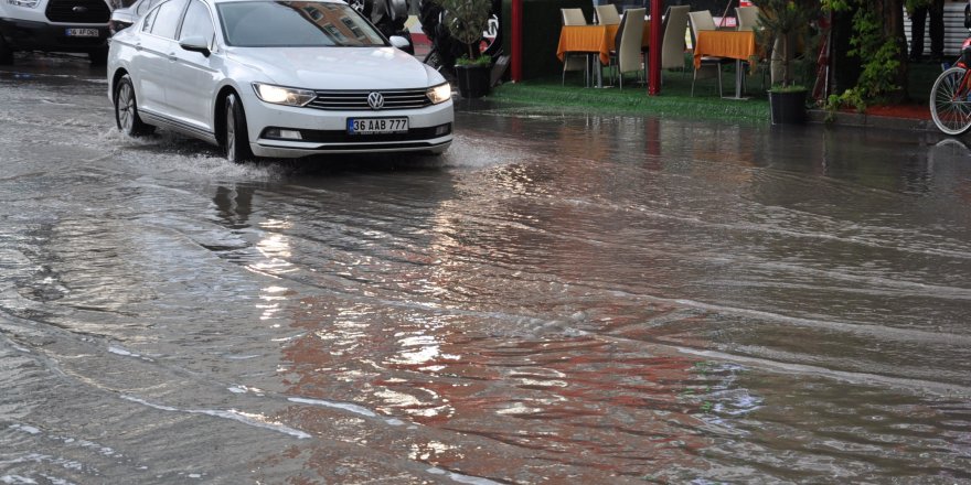 Kars'ta Sağanak Yağmur Caddeleri Sular Altında Bıraktı