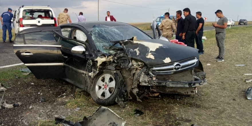 Kars'ta İki Otomobil Çarpıştı: 10 Yaralı