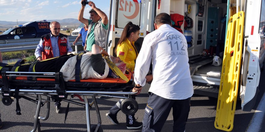 Karsta Lastiği Patlayan Minibüs Takla Attı: 5 Yaralı