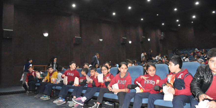 Kars'ta öğrenciler sinemayla buluştu