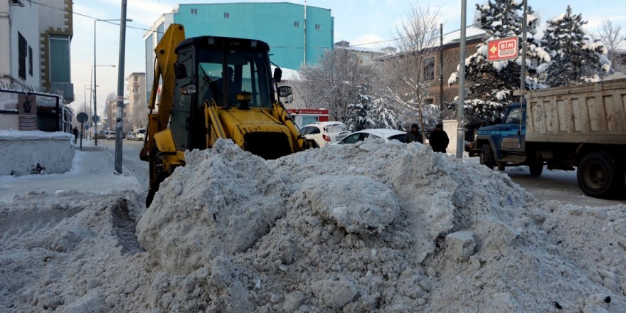 Ardahan'da kar birikintileri kent dışına taşındı