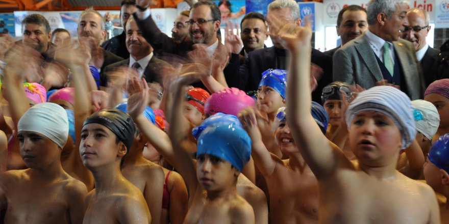 Kasapoğlu, Kars Olimpik Yüzme Havuzu’nda Çocuklarla Buluştu