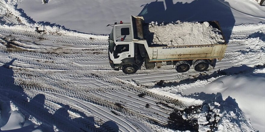 Kars'ta Kar Yığınları Kamyonlarla Şehir Dışına Taşınıyor