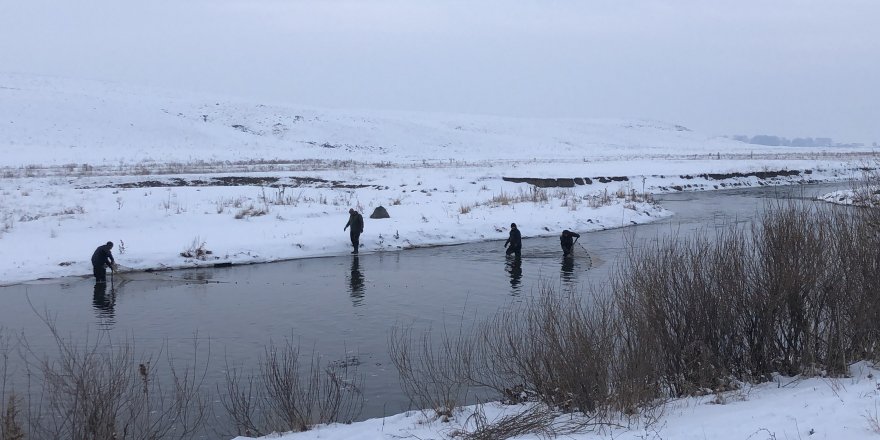 Kars’ta Köyüler Buz Gibi Sudan Balık İhtiyacını Karşılıyorlar