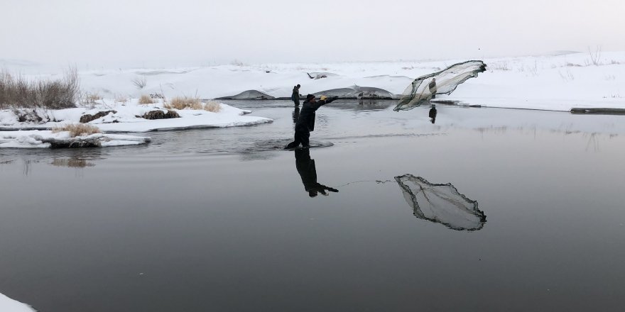 Kars’ta Eksi 20’de Balık Avlıyorlar