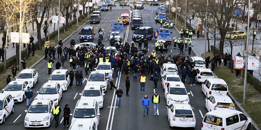 Madrid'de taksicilerden Uber protestosu