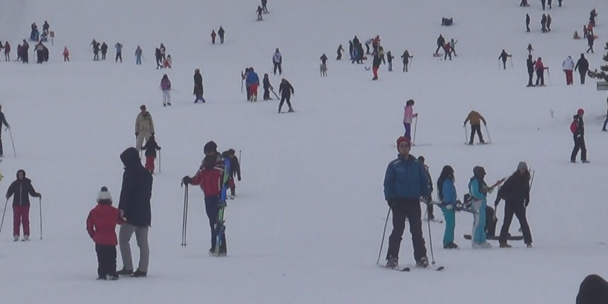Ünlüler Sarıkamış Cıbıltepe Kayak Merkezi'ne Akın Etti