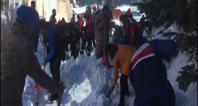 Uludağ'da büyük panik! Çok sayıda vatandaş kar altında kaldı