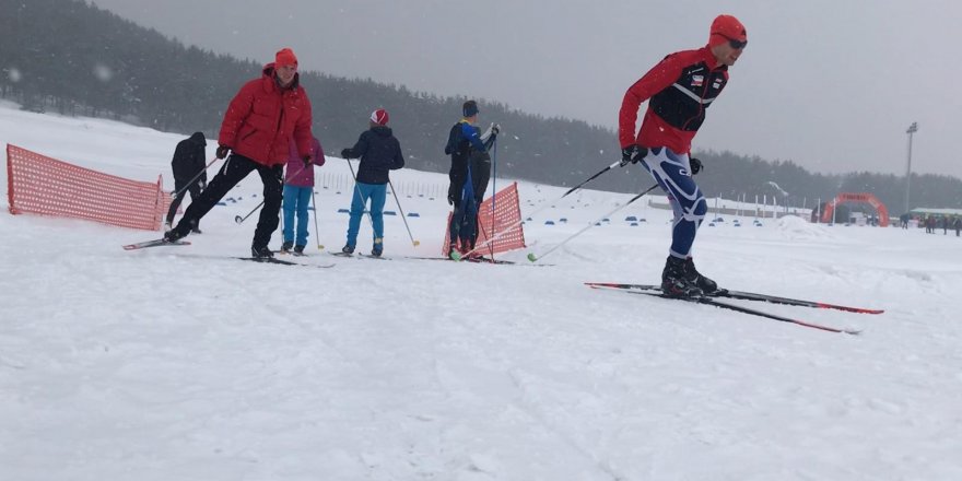 Sporcular Kar Altında Kıyasıya Mücadele Etti