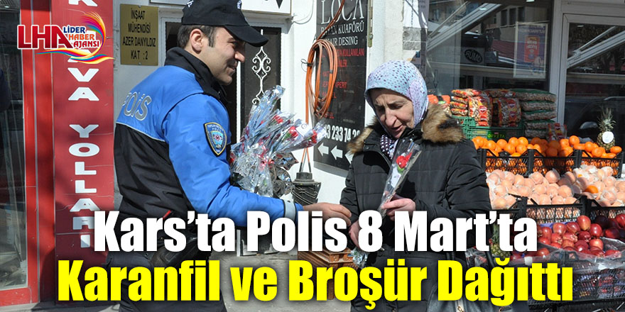 Kars’ta Polis 8 Mart’ta karanfil ve broşür dağıttı