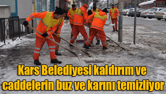 Kars Belediyesi kaldırım ve caddelerin buz ve karını temizliyor