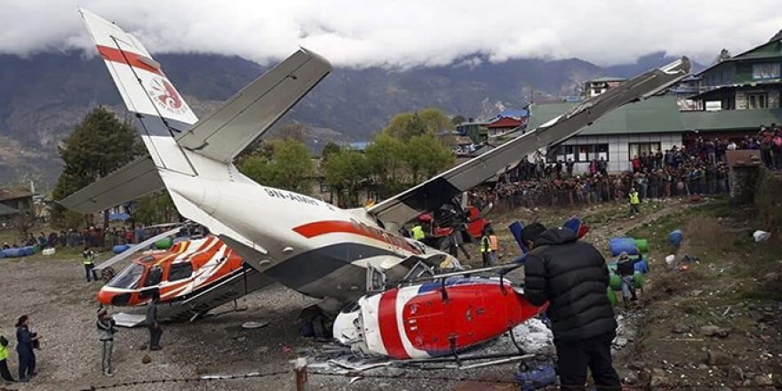 Nepal'de yolcu uçağı pistteki helikoptere çarptı: 3 ölü, 4 yaralı