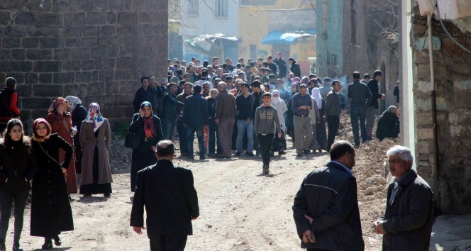 Sur'da yasağın kalktığı mahalle ve sokaklara vatandaşlar akın etti