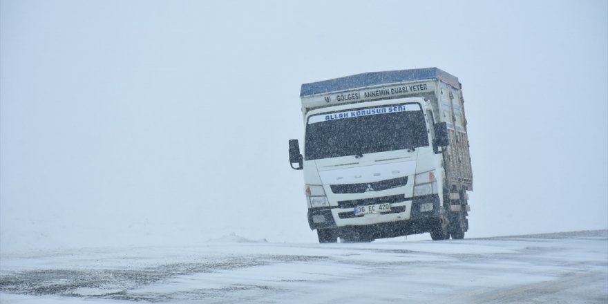 Kars ve Ardahan'da kar yağışı ulaşımı aksatıyor