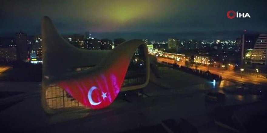 Azerbaycan'da Haydar Aliyev Merkezi'ne Türk bayrağı görüntüsü yansıtıldı