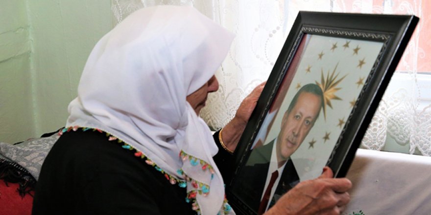 Cumhurbaşkanı Erdoğan'ın fotoğrafına sarılan nine gözyaşı döktü