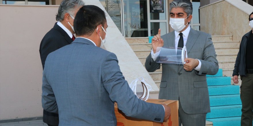 Iğdır'da öğretmenler polisler için siperlikli maske üretti