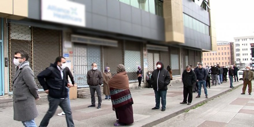 Sultangazi'de PTT ve banka önlerinde yoğunluk