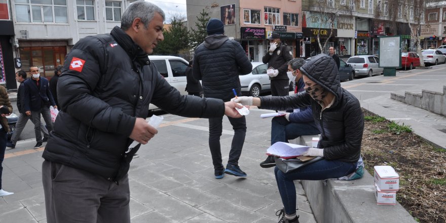 Kars’ta ücretsiz maske dağıtımı devam ediyor