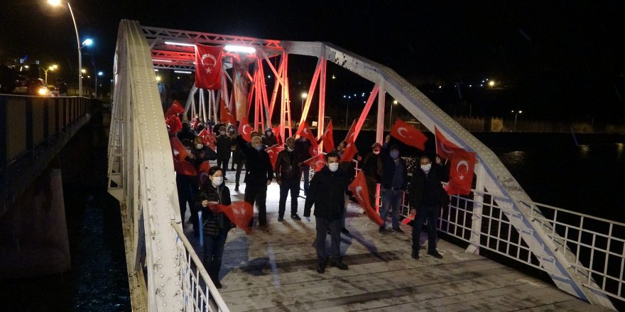 Tarihi köprüde İstiklal Marşı coşkusu