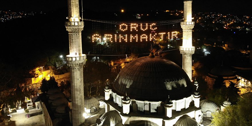 Eyüpsultan Camii'ne asılan mahyalar havadan görüntülendi