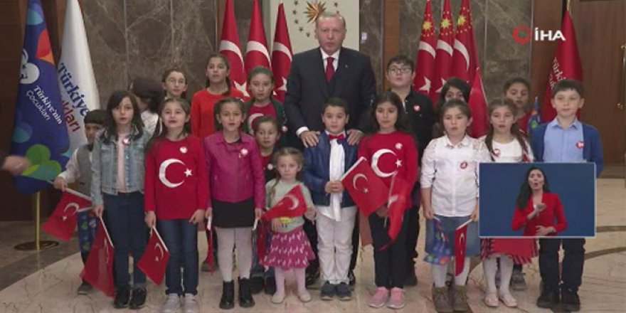 Cumhurbaşkanı Erdoğan, çocuklarla birlikte İstiklal Marşı'nı okudu