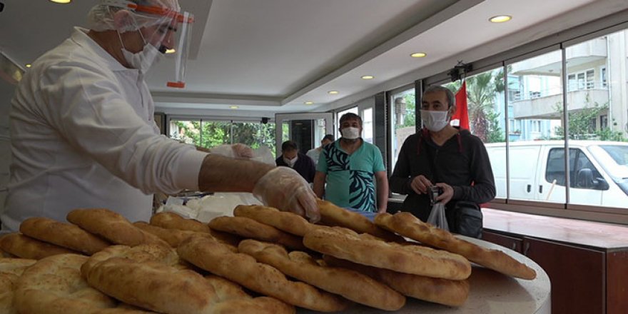 Kısıtlamaya rağmen vatandaşlar Ramazan pidesi kuyruğuna girdi