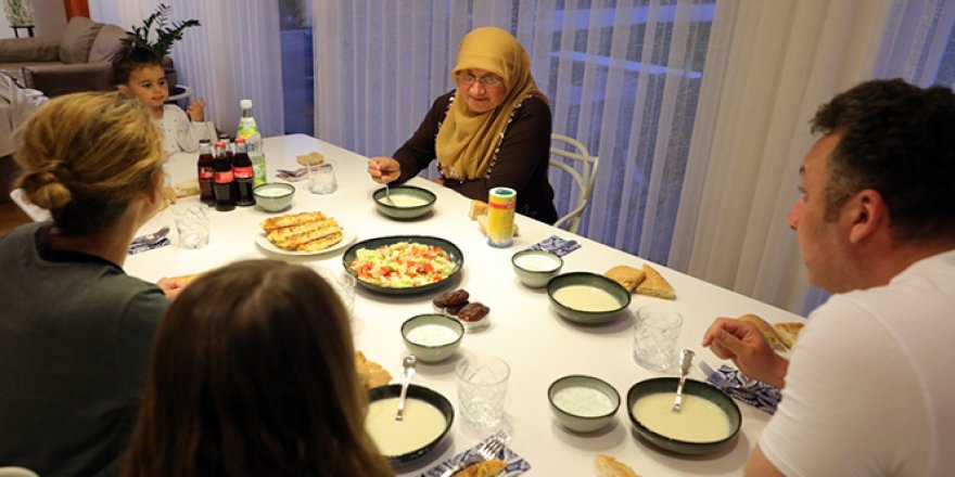 Almanya'da Müslümanlar Ramazan ayının ilk iftarını evlerinde açtı