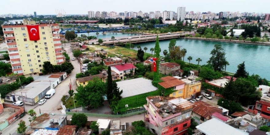 Etrafı sarmaşıklara kaplanan Yeşil Cami ile cemaat arasına korona virüs girdi