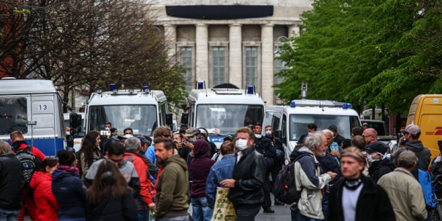 Almanya'da halk korona virüs kısıtlamalarını protesto etti