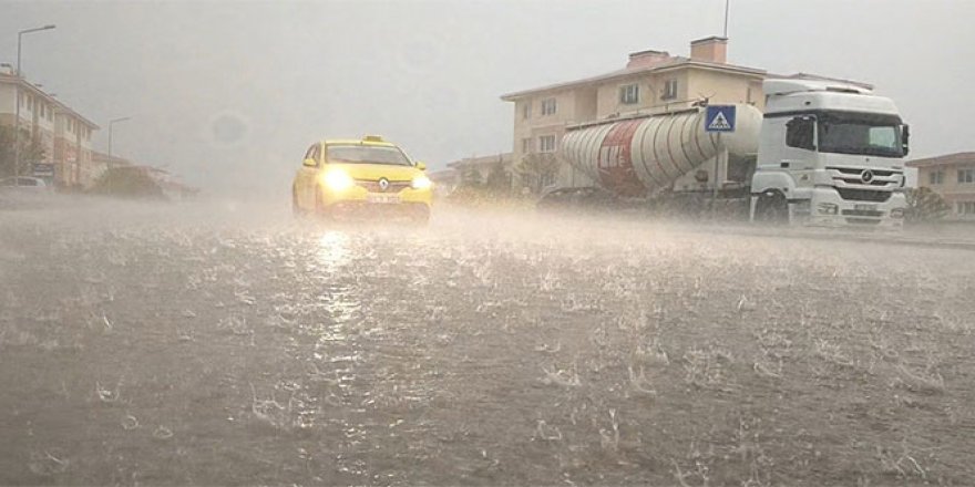 10 dakikalık yağmur hayatı felç etti