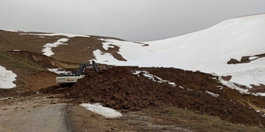 Heyelanın kapattığı yol tekrar ulaşıma açıldı