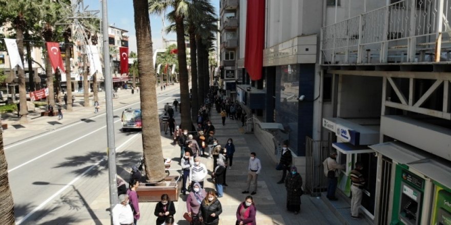 Denizli'de kısıtlama sona erdi, vatandaşlar soluğu sokakta aldı