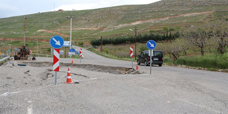 Aşırı yağışlar nedeni ile asfalt yol çöktü