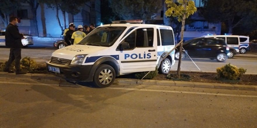 Denizli'de polis aracı devrildi