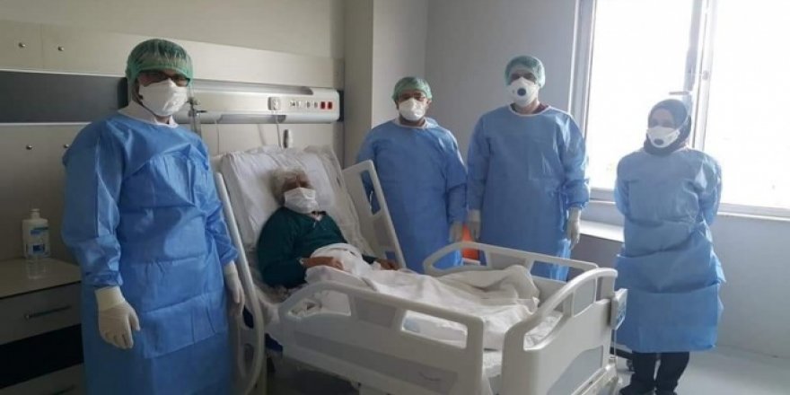 Erzincan'da 99 yaşındaki hasta korona virüsü yendi