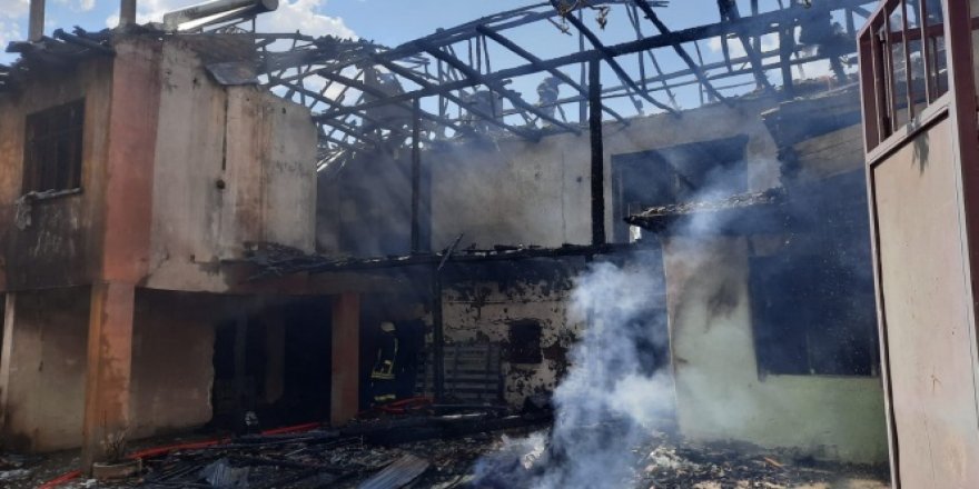 Isparta'da çıkan yangında 2 katlı ev tamamen yandı!