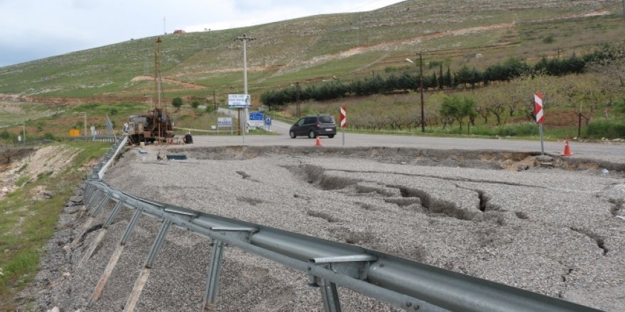 Siirt'te aşırı yağışlar nedeni ile asfalt yol çöktü