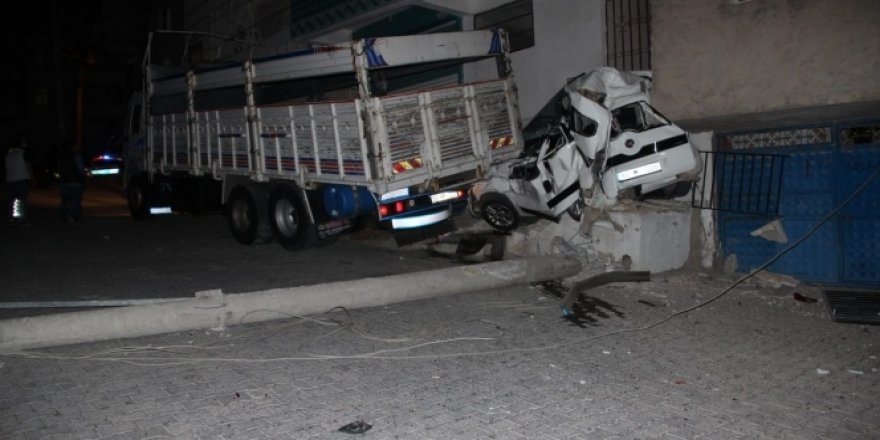 Freni boşalan kamyon park halindeki aracı biçti