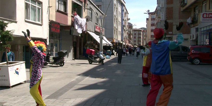 Kadınların balkon yarışması izleyenleri güldürdü