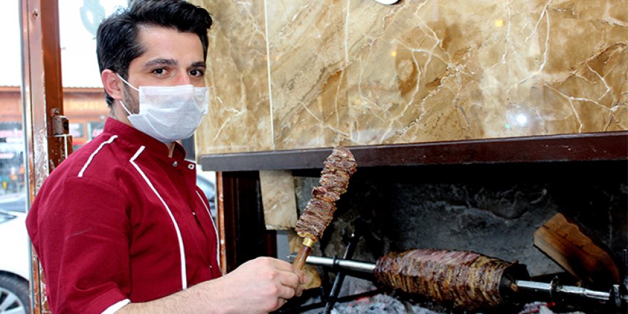 Erzurum'a özgü lezzet 'cağ kebap' iftar sofralarının vazgeçilmezi oldu