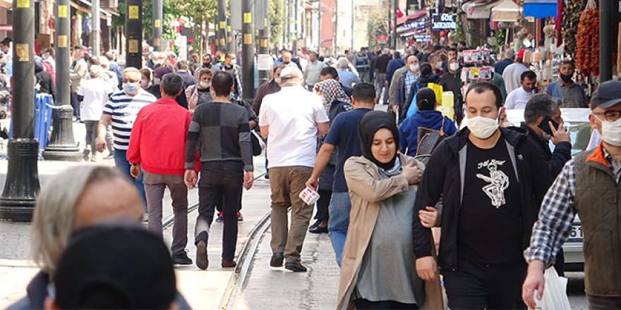 Kısıtlamaya saatler kala çarşı ve pazarlar doldu taştı