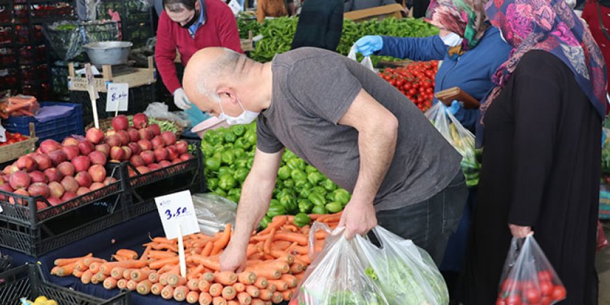 Korona virüs tedbirlerine rağmen pazarda ürünleri elleriyle seçtiler