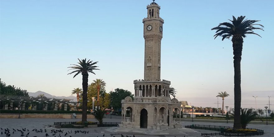 İzmir'de cadde ve meydanlar boş kaldı