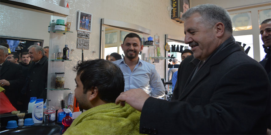 Bakan Arslan eline makas aldı, vatandaşın saçını kesti