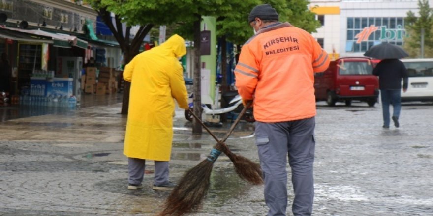 Herkes evinde, onlar evde kalanlar için mesaide