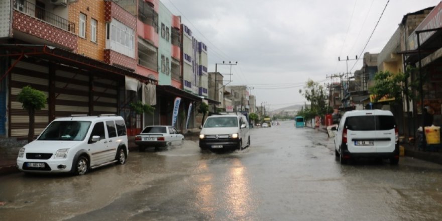 Boş cadde ve sokaklar göle döndü